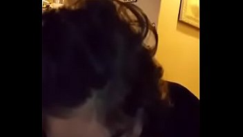 Молодая женщина с обнаженной сиськой делает трахарю отсос в спальне